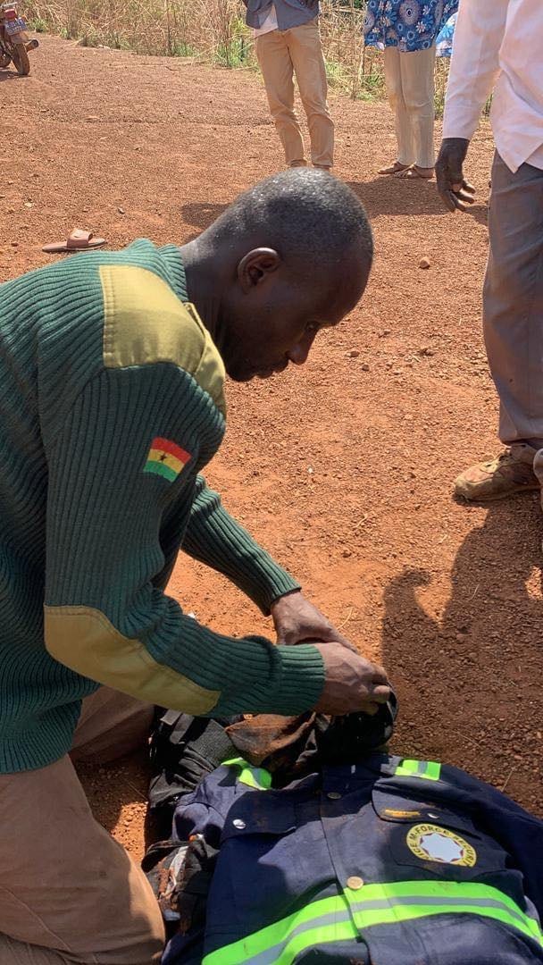 🚑 OFF-DUTY EMT’S COURAGEOUS INTERVENTION SAVES A LIFE ON THE DAMBAI–NKWANTA ROAD
